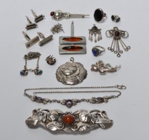 samling smykker af bl.a. to jugend brocher. - Lauritz.com