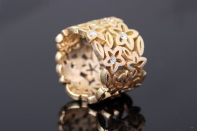 Ole Lynggaard: An 'Anemone' ring of 18k gold with diamonds. Ring size approx. 58.