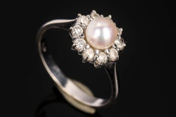 Perle- og diamantring af 14 kt. hvidguld