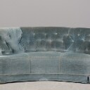 Sofa i bananform med lys blå velour