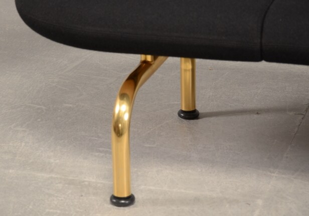 Johannes Foersom & Peter Hjort Lorenzen. Pipeline sofa sort med guld forkromning
