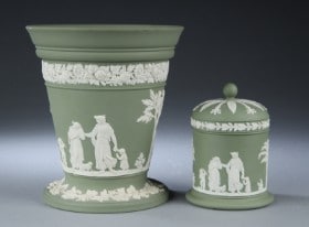 Wedgwood. Vase og lågkrukke af grøn jasper ware (2)