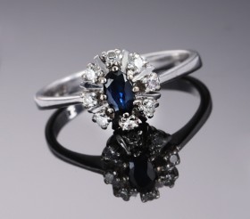 Sapphire and diamond rose ring of 14 kt. white gold