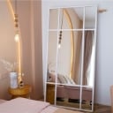 Stort New Yorker spejl med hvidlakeret ramme i jern str 180x90 cm.