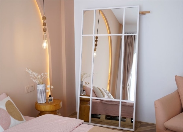 Stort New Yorker spejl med hvidlakeret ramme i jern str 180x90 cm.