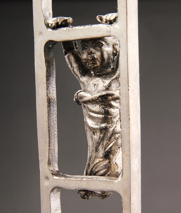 Marco Evaristti, cd. 'Kravlende børn på stige'. Skulptur af bronze