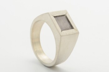 Herrering af sterling sølv, oxideret front,  ringstr. 64