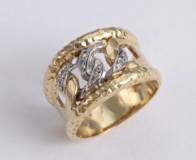 Ring in 18 kt. gold with diamonds