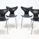 Arne Jacobsen: Fire stole 'Mågen' / 'Liljen' model 3108 med sort læder (4)
