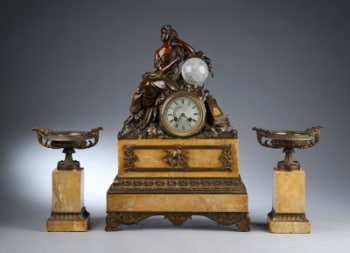 Louis Philippe kamingarniture med ur og to opsatser i bronze og marmor, ca. 1830 (3)