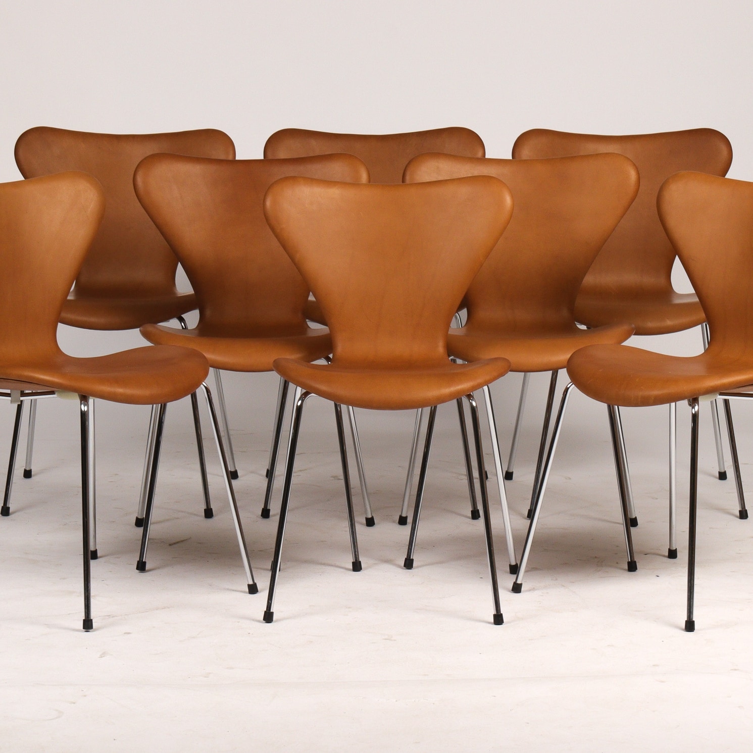 Arne Jacobsen. Et sæt på otte stole 'Syveren', model 3107, Vacona ...