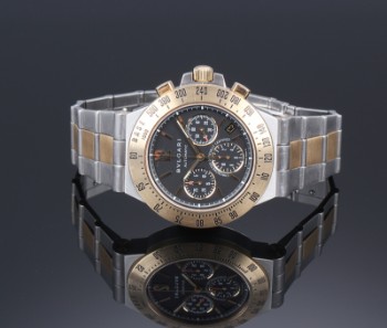 Bvlgari Diagono. Mens chronograph in 18 kt. gold with black dial, 2000s