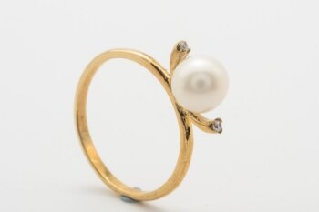 Ring med ferskvands kulturperle og cubic zirkonia af 8 kt. guld, str. 56