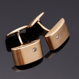 A pair of diamond cufflinks of 18k gold. (2)