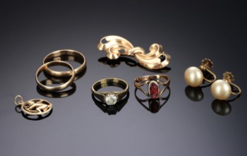 En samling diverse smykker af 8 og 14 kt. guld (8)