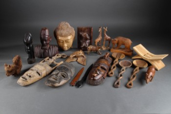 Africana og Orienten. Samling af figurer og masker af udskåret træ (20)