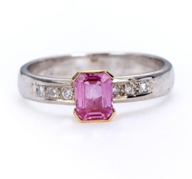 Ring i 18 kt. hvidguld med pink safir og diamanter