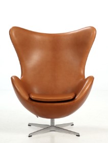 Arne Jacobsen. Lænestol, Ægget'  model 3316 i 'Grace' /valnød læder 'Brown Label' , Returdrej.