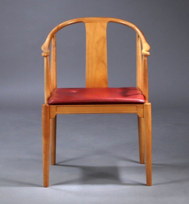 Hans J. Wegner. 'Den kinesiske stol' / 'Kinastolen'. Armstol af massiv lys kirsebær