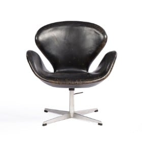 Arne Jacobsen. 'Svanen' retro hvile-/ lænestol betrukket med sort læder, model 3320  (1960'erne)