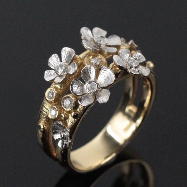 Blomster ring fra Heartbeats i 14 kt. guld