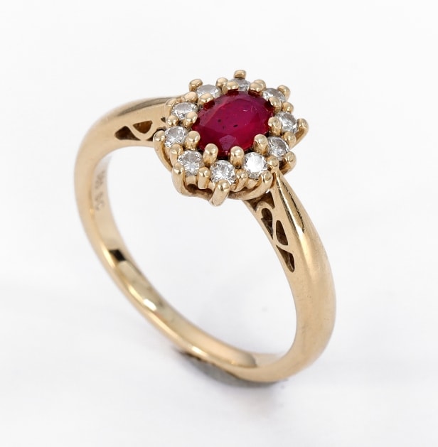 Scrouples. 'Diana' ruby ??and brilliant rosette ring in 14 kt. gold, total 0.22 ct.