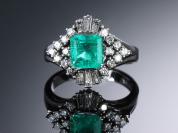 Smaragd- og diamantring af platin - i alt ca. 2.84 ct