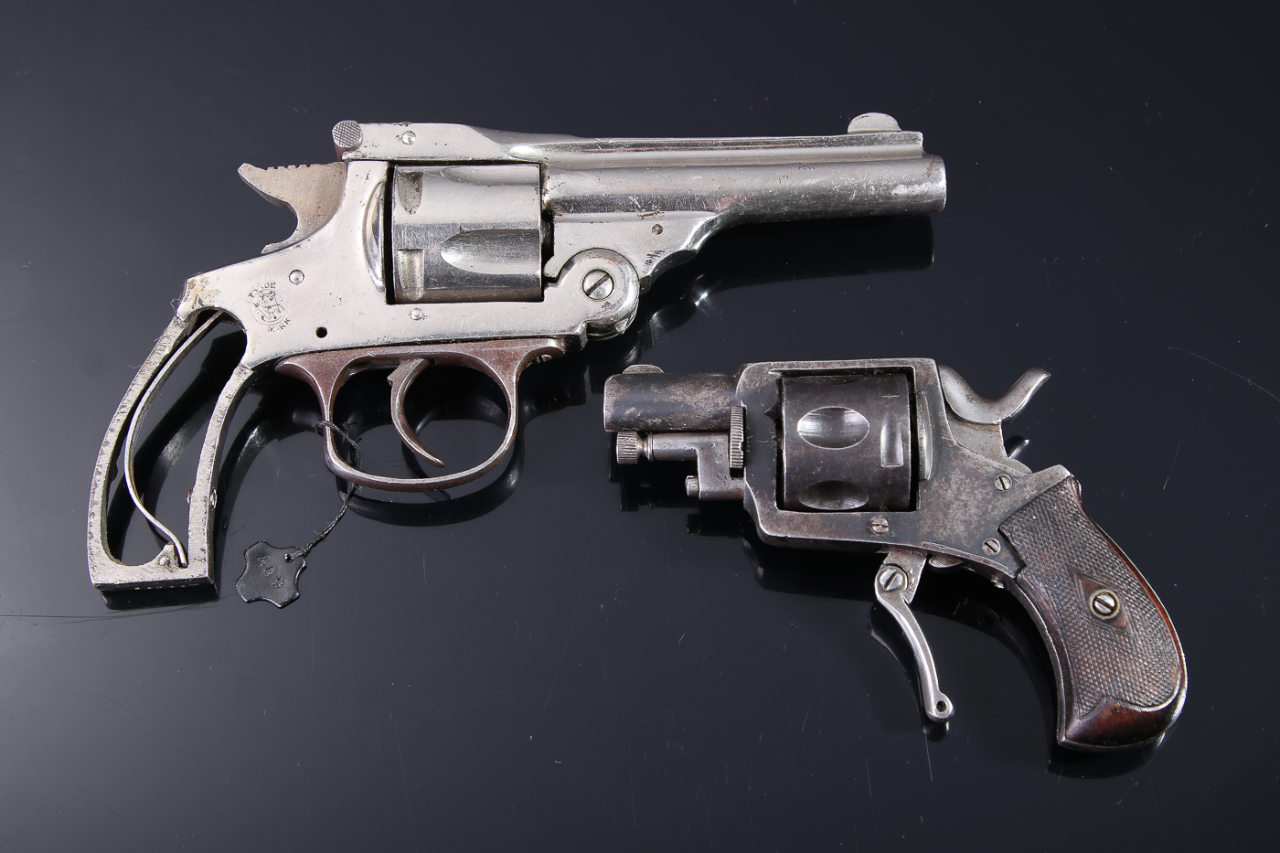 Smith & Wesson samt belgisk revolver kal. 38 og 8mm (2) | Lauritz.com