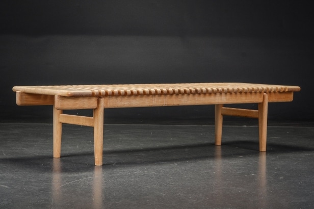 Hans J. Wegner for Johannes Hansen. Bænk af asketræ, JH 589 'Tremmebænken' 