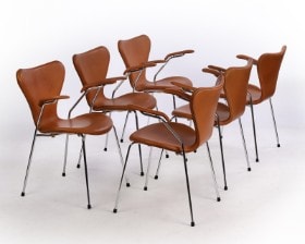 Arne Jacobsen. Et sæt på seks armstole 'Syveren', model 3207, Cognacfarvet 'Vacona' anilinlæder. (6)