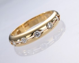 Moderne brillantring af 18 kt. guld, i alt ca. 0.20 ct.