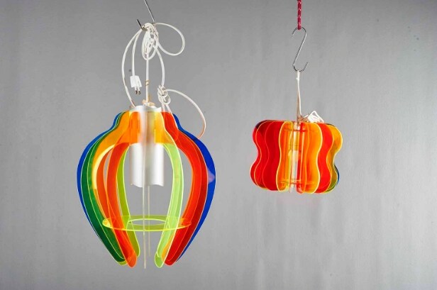Dansk lampeproducent. Par pendler af farvet plexiglas/plast (2).