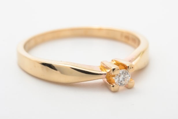 Solitaire ring with brilliant-cut approx. 0.05 ct. 14 kt. gold. Str. 54