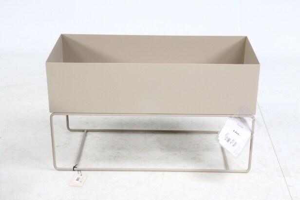 165 Ferm Living. Planter and side table (2)