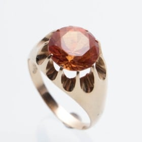 Ring af 14 kt guld med en facetsleben orange syntetisk safir.