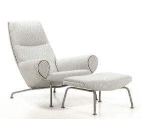 Hans J. Wegner. Lænestol 'Queen - EJ-101' med skammel, Carl Hansen. (2)