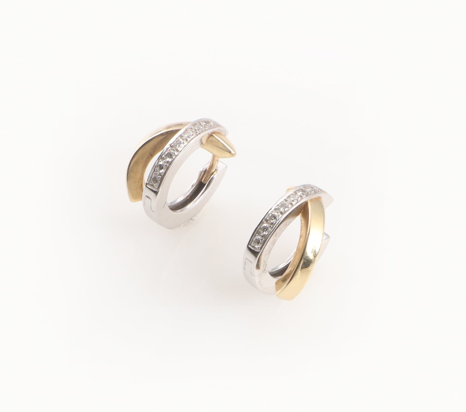 A pair of cross-over diamond earrings in 14 kt. gold and white gold (2)
