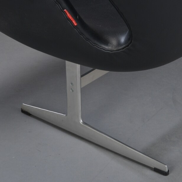 Arne Jacobsen. Svanesofa model 3321 i sort læder