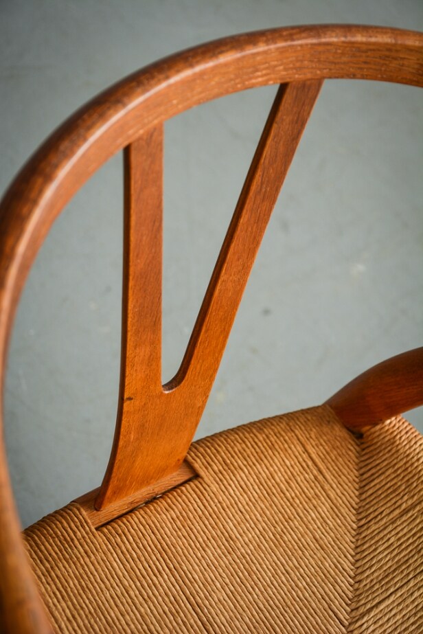 Hans J. Wegner. Y-stol af eg m. flet, Carl Hansen & Søn