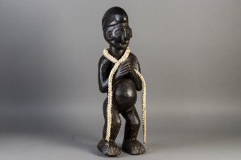 Stor afrikansk anefigur behængt med en 130 cm lang kæde af kaoriskaller. Yaka stil (Den Demokratiske Republik Congo)