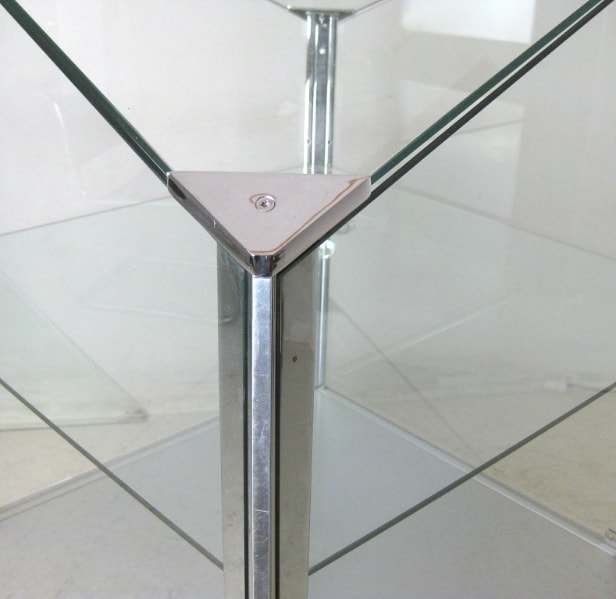 Moderne vitrineskab af metal og glas