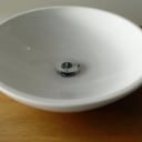 INVITA udstillingsbad. Badarrangement med porcelænsvask samt låger af hvid højtrykslaminat og mahogni 