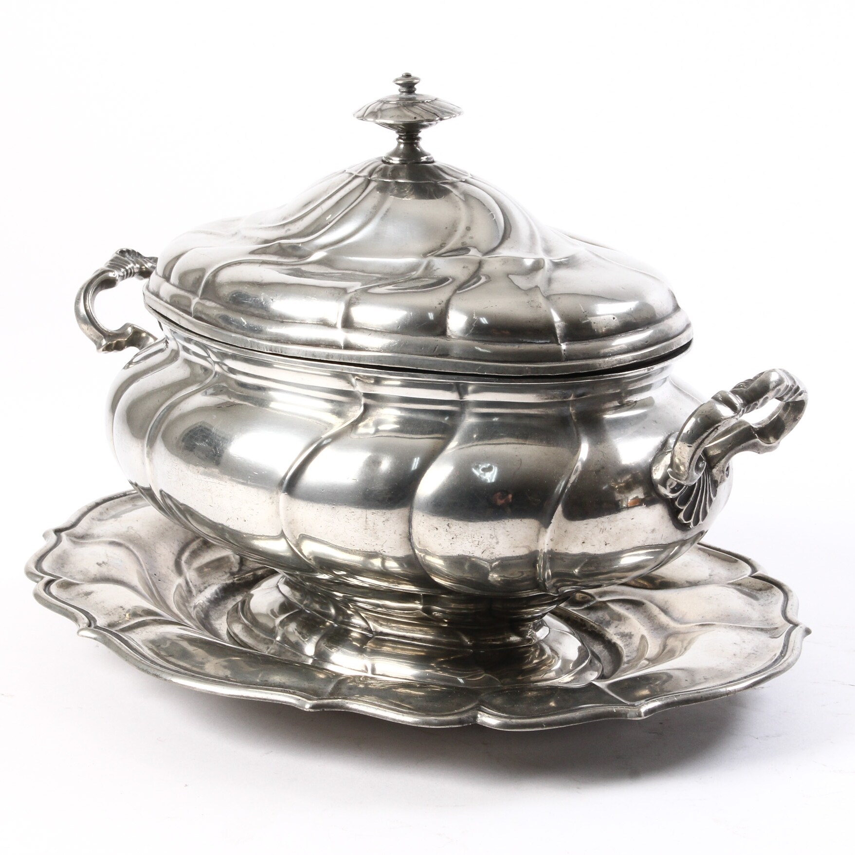 Rococo terrin af tin med underfad, (2) | Lauritz.com