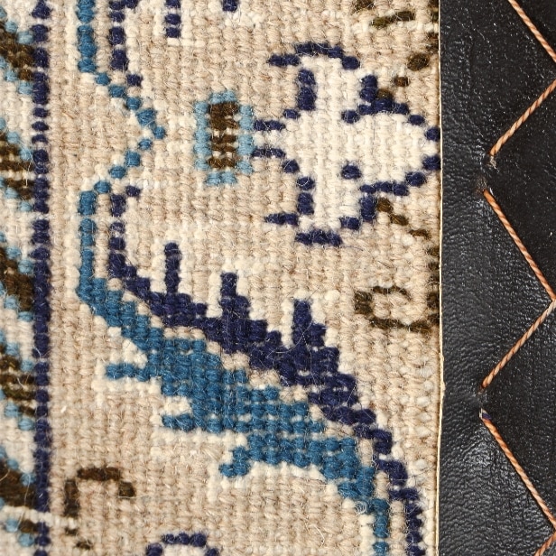 Persian Nain with medallion. 286 x 192 cm.