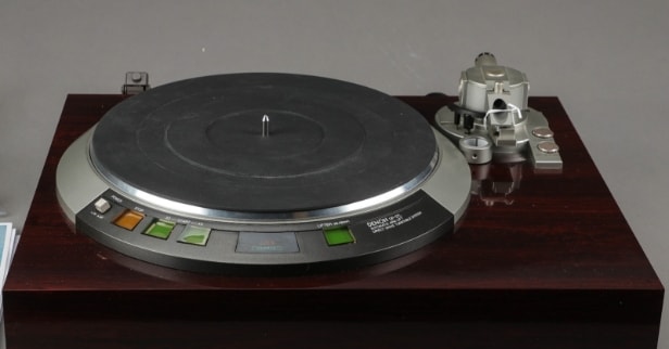 Denon. Pladespiller, model DP-57L