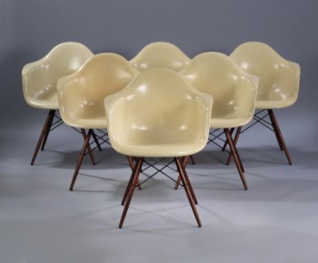 Charles Eames. Et sæt på seks armstole i cremefarvet glasfiber, model DAW. (6)