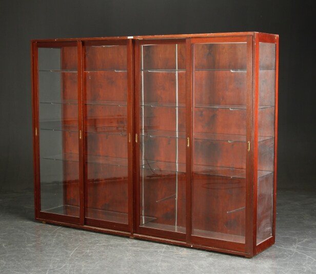 Stor vitrine/udstillingsskab