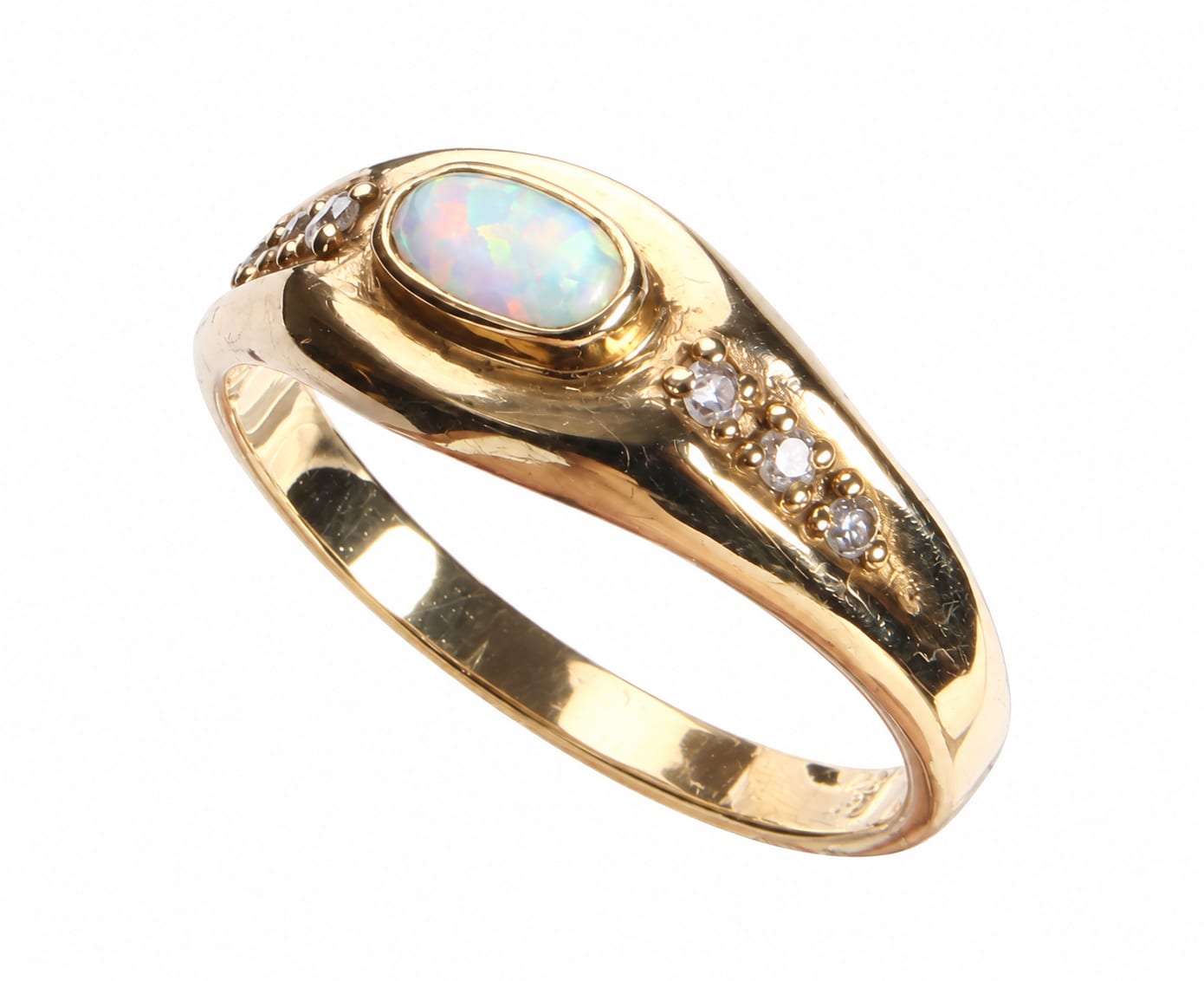 Elite Jewellery. Opal and diamond ring in 14 kt. gold