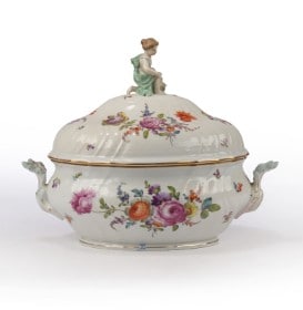 Ludwigsburg. Prydterrin i porcelæn med blomstermaleri, 1900-tallets første del