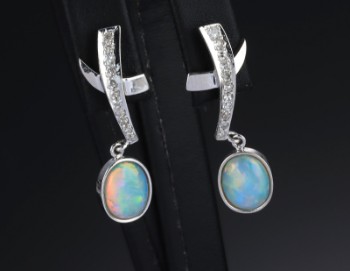 Et par diamant- og opal ørehængere af 18 kt. hvidguld (2)